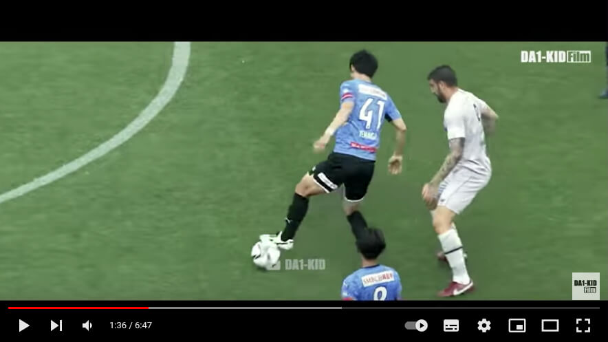 川崎フロンターレ家長昭博選手が足裏を使ってボールをキープする映像の切り取り